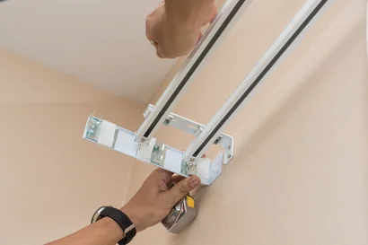 Sonnenschutz-Montage - Professionelles montieren von Gardinen Schienen und Aufhängungssystemen