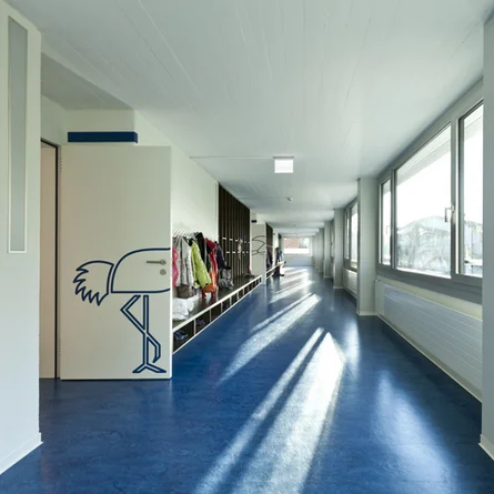 Korridor von einer Grundschule mit elastischem Bodenbelag blau - Korridor von einer Grundschule mit elastischem Bodenbelag blau