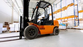 Lagerhaus mit Gabelstapler auf elastischem Bodenbelag - Lagerhaus mit Gabelstapler auf elastischem Bodenbelag 