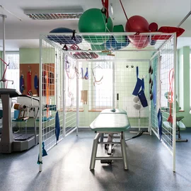 Physiotherapie mit grauem elastischen Bodenbelag - Physiotherapie mit grauem elastischen Bodenbelag